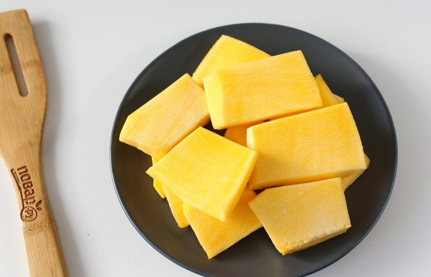 1. Этап. Шницели из тыквы: Тыкву очистите и нарежьте тонкими пластинами.