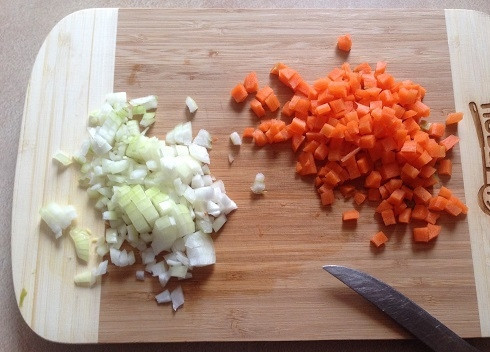 1. Этап. Суп с манкой и зеленым горошком: 1. Очищаем лук и морковь и нарезаем мелкими кубиками.