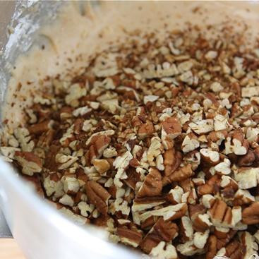 1. Этап. Помадка из сладкого картофеля: 5. Добавить измельченные орехи и перемешать.