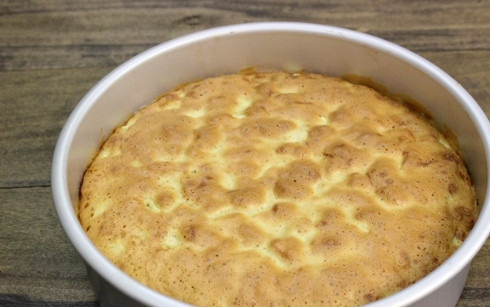 1. Этап. Воздушная шарлотка с яблоками: 6. Примерно через часик пирог хорошо пропечется и станет румяным. Достаньте его из формы, остудите немного и при желании присыпьте сахарной пудрой. Приятного чаепития!