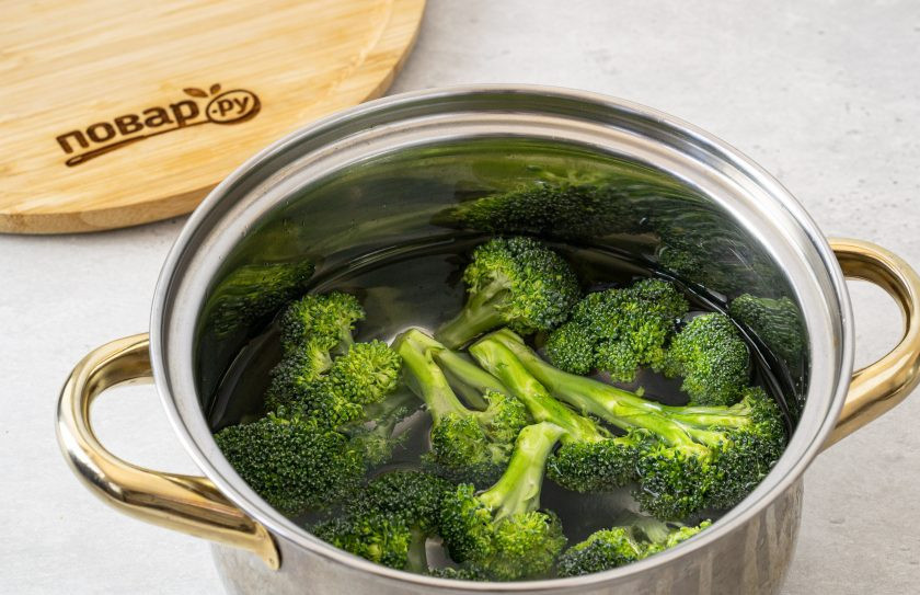 1. Этап. Салат из нута с брокколи: Брокколи разделите на соцветия и отварите в кипящей подсоленной воде 3-4 минуты. Затем сразу опустите в холодную воду, чтобы остановить процесс варки.