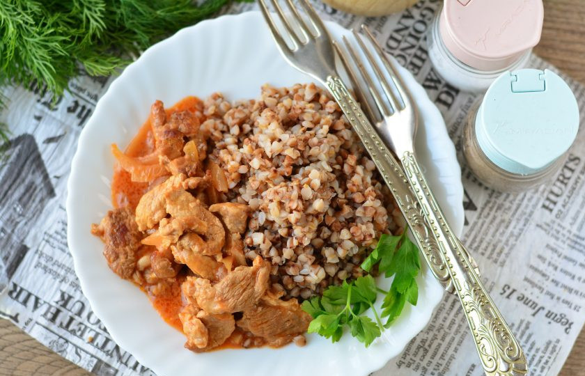 1. Этап. Бефстроганов с гречкой: Подавайте каждому порционно в тарелках гречку и поливайте кашу подливой с мясом. Бефстроганов с гречкой — очень вкусное и питательное блюдо. Приятного вам аппетита!