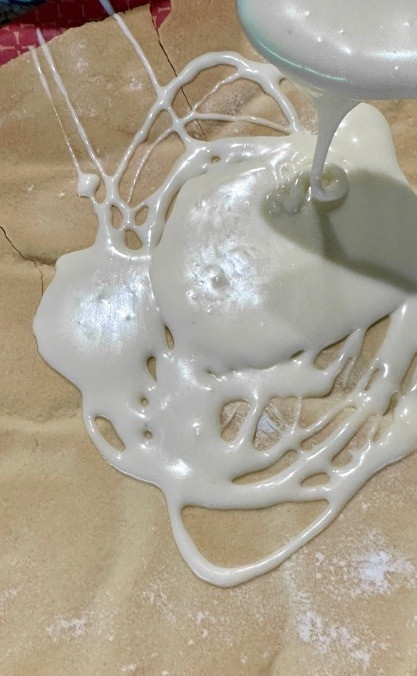 1. Этап. Медовик из детства: Коржи, кстати, обрезать «под размер» лучше прямо сразу как они вынимаются из духовки. Я, пока возился, они остыли. Ну и когда обрезал их, слегка они потрескались метами и чуть раскрошились. Это не сильная беда, но лучше бы ее избегнуть. Обрезки в бленкер и разблендерить их до полной крошкообразности. И дальше все просто. Порцию крема на корж, аккуратно крем разровнял, сверху второй корж и так до полной сборки торта. И потом торт обсыпать крошкой. Со всех сторон.