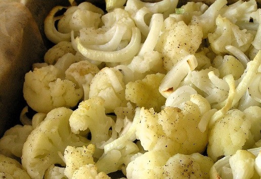 1. Этап. Запеченная цветная капуста с маслинами: Поставьте в духовку на 20-25 минут при 220*С.