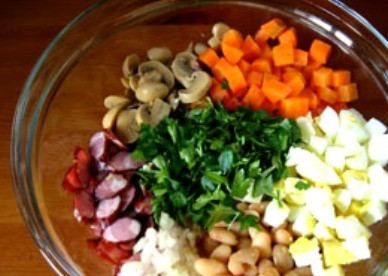 1. Этап. Салат Охотничий с колбасками: Выкладываем все подготовленные ингредиенты в салатник, добавляем соль и перец.