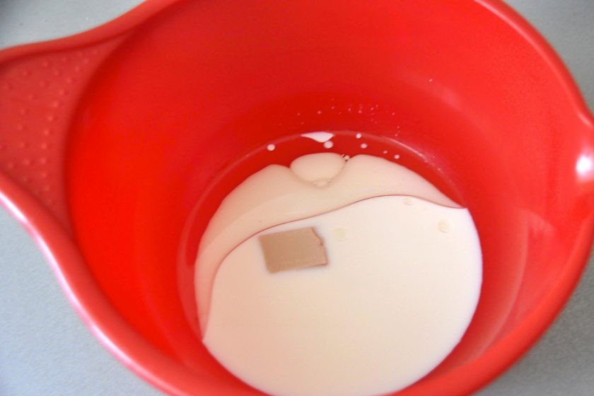 1. Этап. Пирог с зубаткой: В теплое молоко добавьте дрожжи, соль, сахар, влейте растительное масло, размешайте.