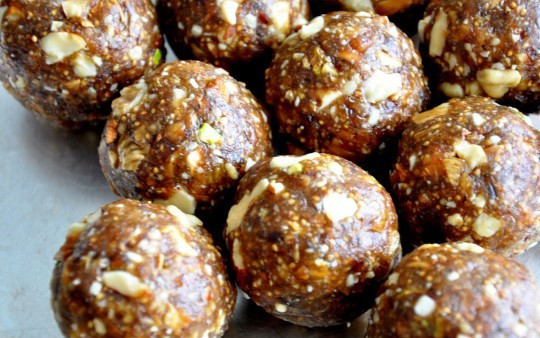 1. Этап. Вегетарианские конфеты из сухофруктов: Теперь обваляйте шарик в ореховой крошке. Липкость пропадет. Положите конфеты на час в холодильник, а затем подайте к чаю.