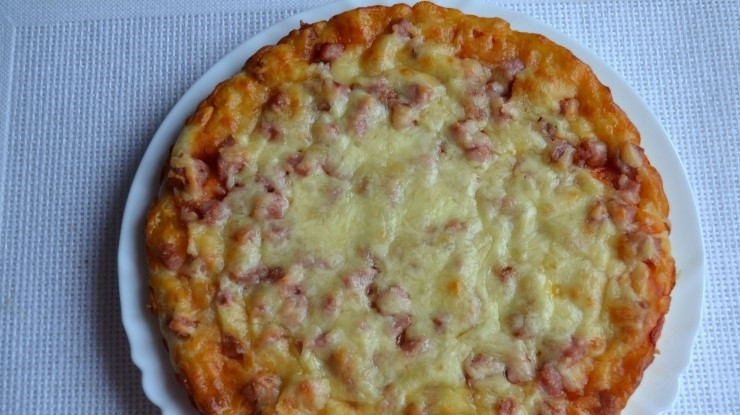 1. Этап. Пицца без дрожжей на кефире: 9. Отправьте пиццу в разогретый до 200 градусов духовой шкаф на 20-30 минут.