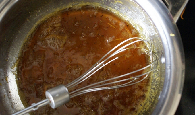 1. Этап. Утка на мангале: В сотейнике сварите соус, для этого вам понадобятся: мёд, соевый соус, цедра и сок лимона. Варите 10-15 минут до загустения.