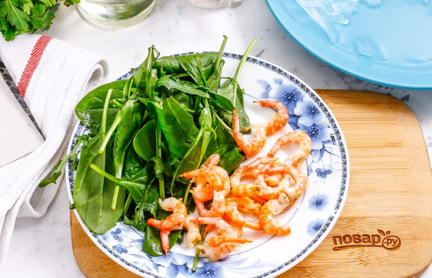 1. Этап. Харумаки: Промойте свежую зелень в воде, слегка обсушите ее бумажными салфетками, удаляя лишнюю влагу. Креветки очистите от панциря.
