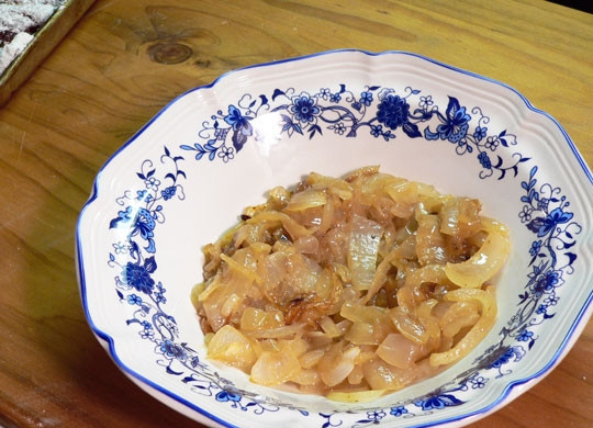 1. Этап. Жареная печень: Обжаренный лук переложите на тарелку.