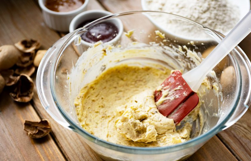 1. Этап. Австрийское Линцерское печенье: Перемешайте все кондитерской лопаткой до полного соединения ингредиентов.