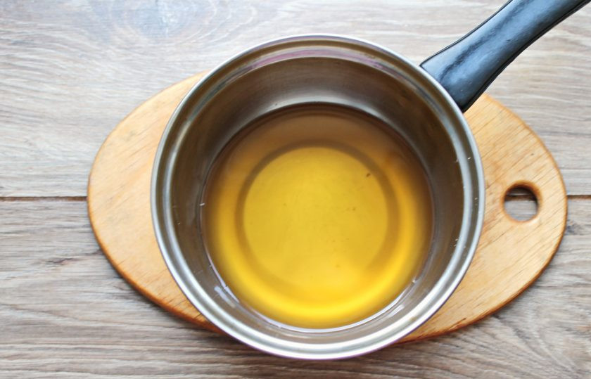 1. Этап. Топленое масло с медом Кувважитон: Сливочное масло порежьте на кусочки и выложите в кастрюлю с толстым дном. Поставьте на самый маленький огонь и доведите до жидкого состояния. Готовьте топленое масло на медленном огне около 2 часов, убирая сверху образующуюся пенку. Масло должно стать прозрачным, золотистого цвета и иметь ореховый аромат. Сито застелите несколькими слоями марли и очень аккуратно процедите масло в сухую чистую емкость. В миску или сотейник отлейте нужное количество масла и остудите до теплого состояния.