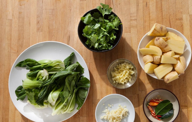 1. Этап. Треска, тушенная в молоке: Подготовьте ингредиенты: картошку почистите и порежьте четвертинками (если картошка молодая, можете ее даже не чистить), Капусту бок-чой порежьте пополам, чеснок и имбирь мелко порубите или измельчите в чеснокодавке. Кинзу порежьте крупно.