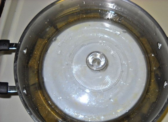 1. Этап. Постная долма (без мяса): 6. Поместите тарелку поверх долмы, чтобы листья не всплывали, затем накройте крышкой. Готовьте после закипания воды около 30-40 минут.