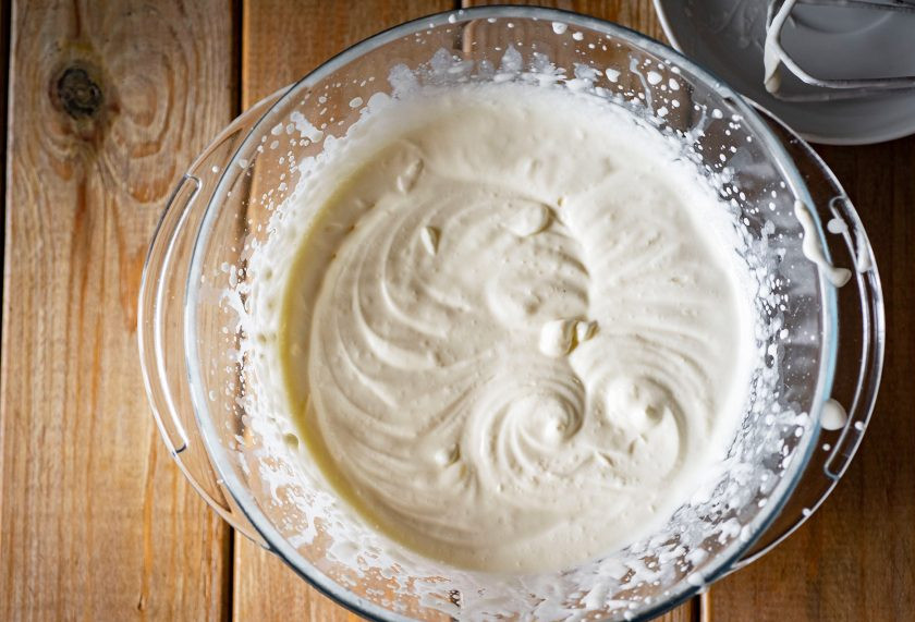 1. Этап. Шоколадный пломбир: Жирные сливки залейте в просторную миску, взбивайте их миксером до кремообразного состояния.