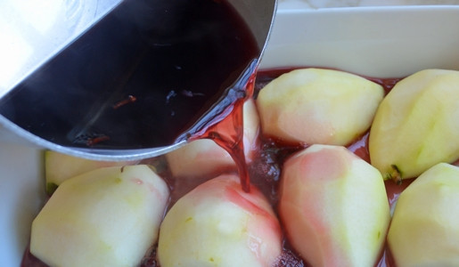 1. Этап. Груша, запечённая в сиропе: 3. Далее грушу выложите в форму для выпечки. Влейте сверху сироп.