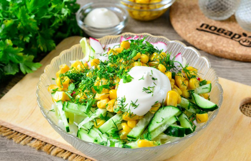 1. Этап. Салат Весенняя свежесть: Добавьте в салат мелко нарезанную зелень и сметану, посолите и поперчите по вкусу. Зелень используйте любую — укроп, петрушку или зеленый лук.