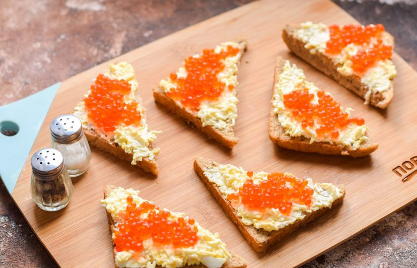 1. Этап. Бутерброды с плавленым сыром и икрой: Поверх сыра выложите красную икру. Бутерброды можно подавать к столу сразу же.
