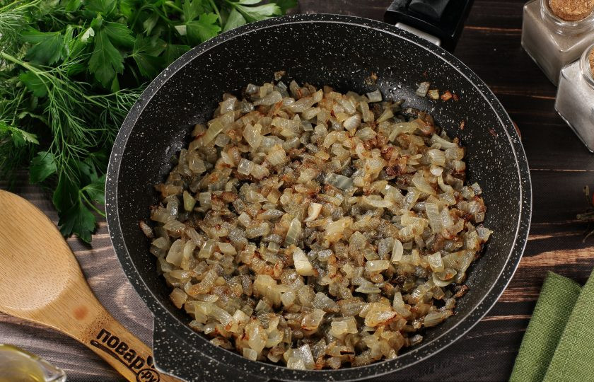 1. Этап. Деревенская пицца с творогом: Лук нарежьте мелкими кубиками и обжарьте в растительном масле до золотистого цвета.