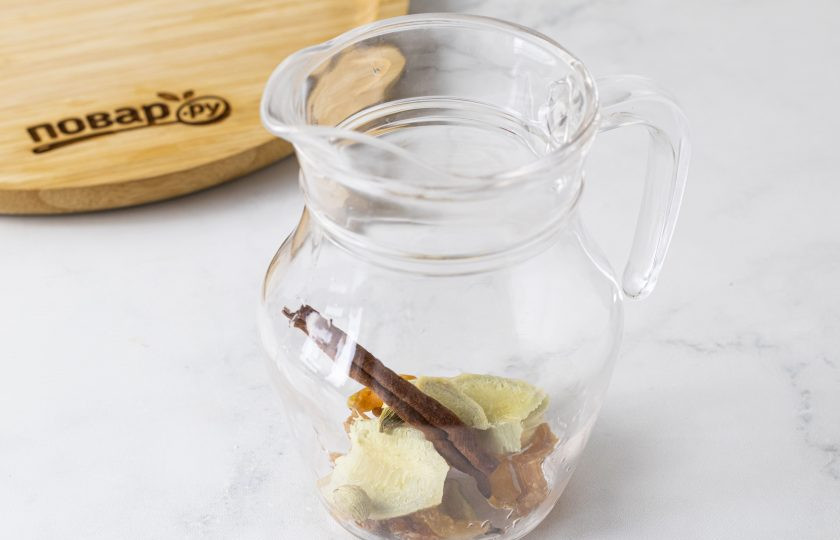 1. Этап. Имбирный настой: Переложите в кувшин имбирь, изюм, кардамон и палочку корицы.