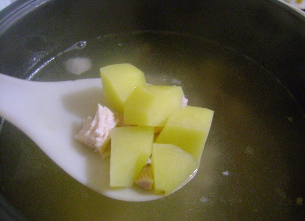 1. Этап. Суп с вермишелью в мультиварке: Добавляем нарезанный картофель, закрываем крышку мультивакри устанавливаем режим 