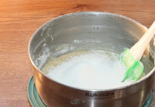 1. Этап. Пирог солнечный: 7. За три приема, просеиваем мучную смесь в жидкую. Перемешивая лопаткой снизу вверх. Если муку просто смешать с помощью миксера, то пирог получится вкусным, но плотным.