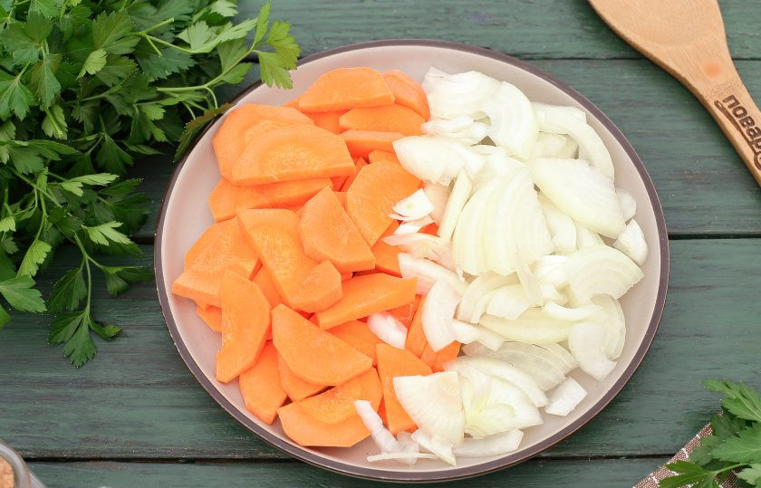 1. Этап. Уха на костре из лосося: Морковь и лук нарежьте произвольно, но тоже не слишком мелко.