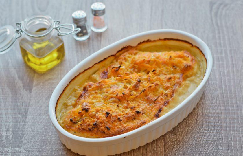 1. Этап. Семга в сливочном соусе запеченная в духовке: Запекайте семгу 30-35 минут. Спустя время рыбу можно подавать к столу.