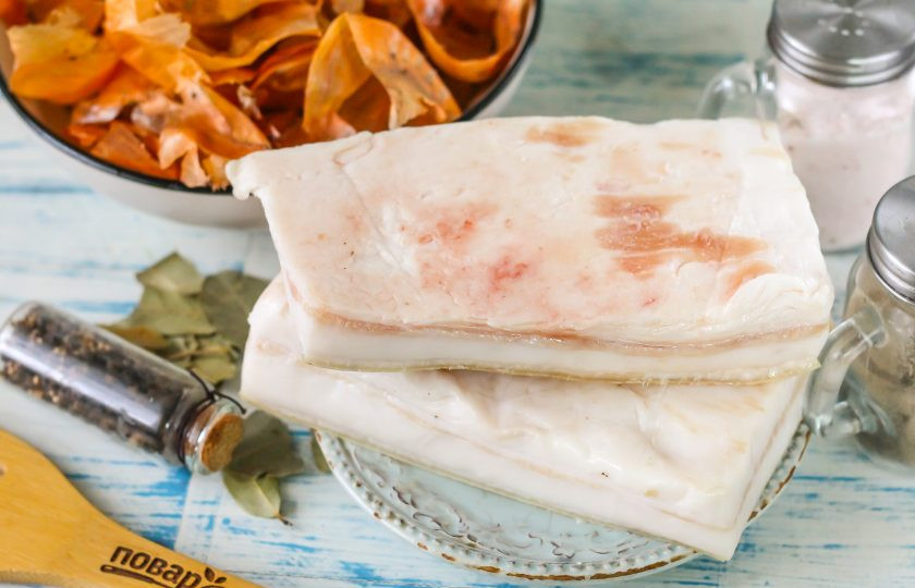 1. Этап. Сало в луковой шелухе в мультиварке: Подготовьте указанные ингредиенты. Приобретайте сало с мясными прослойками, оно будет красочнее смотреться после варки.