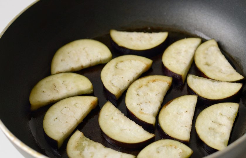 1. Этап. Грузинский салат с баклажанами: Разогрейте сковороду с маслом, выложите баклажаны в один слой. Обжарьте с двух сторон до румяного цвета. Затем переложите на бумажное полотенце, чтобы впиталось лишнее масло.