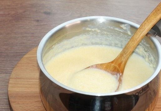 1. Этап. Ванильно-медовое суфле из поленты: 3. Уменьшаем огонь до минимума и варим блюдо, постоянно помешивая, около 5 минут. За это время полента должна загустеть.