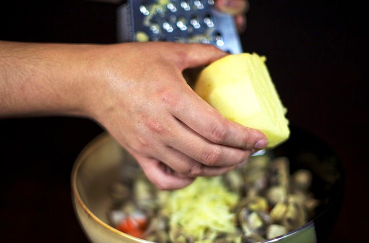 1. Этап. Салат Аншлаг: Очистите яблоко от кожуры и натрите на крупной терке прямо в салатницу (естественно, сердцевины натирать не надо).