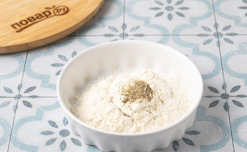 1. Этап. Жареные патиссоны с чесноком: Смешайте муку с молотым черным перцем. Обваляйте тонким слоем ломтики патиссонов в получившейся смеси.