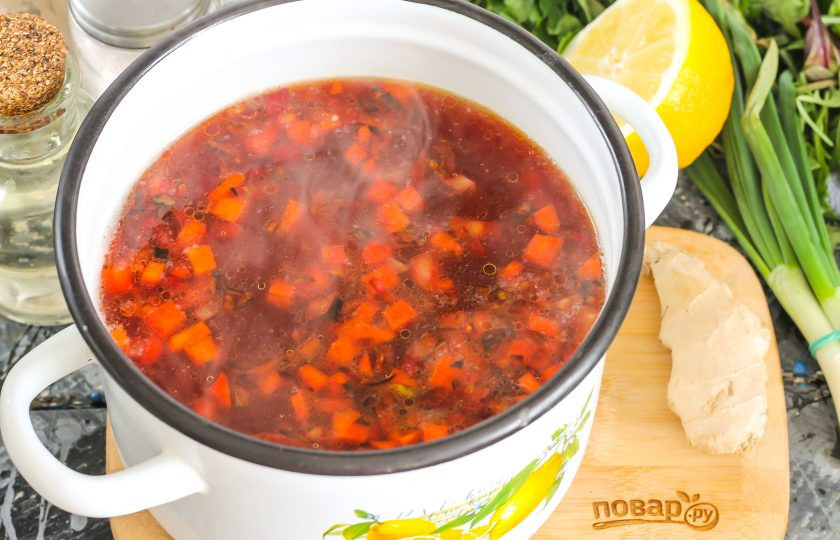 1. Этап. Борщ с имбирем: Выложите обжаренную овощную заправку в кастрюлю с отваренным картофелем, перемешайте, посолите, всыпьте сахар. Отварите еще 5 минут.