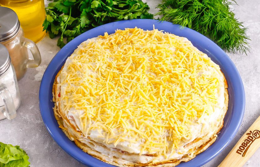 1. Этап. Блинный торт с ветчиной и сыром: Таким образом соберите весь блинный торт, чередуя различные начинки. Верхний слой должен быть сырным. Поместите блюдо в холодильник на 30 минут для пропитывания.