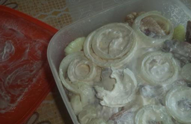 1. Этап. Шашлык из гуся: Закрываем емкость плотной крышкой. Маринуем 4 часа в прохладном месте, периодически нужно перемешивать содержимое, чтобы маринад распределялся равномерно.