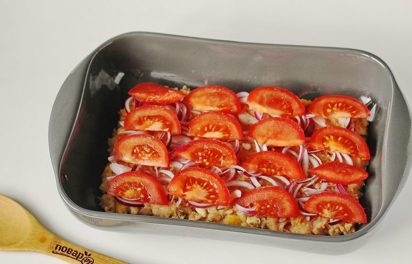 1. Этап. Куриная запеканка ПП: Сверху распределите нарезанный полукольцами лук и нарезанные дольками помидоры. Посолите, поперчите и запекайте при температуре 180 градусов около 30 минут.