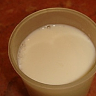 1. Этап. Омлет в мультиварке: В тот же стакан налейте молоко. Количество молока должно равняться количеству яиц .