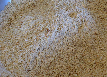 1. Этап. Печенье Картошка: Печенье измельчаем в мелкую крошку.