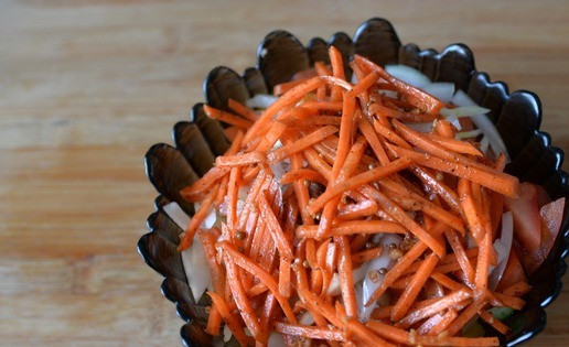 1. Этап. Салат из индейки и овощей Восточный: Сверху кладём морковь по-корейски. Можно купить готовую или, как я, приготовить по одному из рецептов на сайте. Перемешиваем салат.