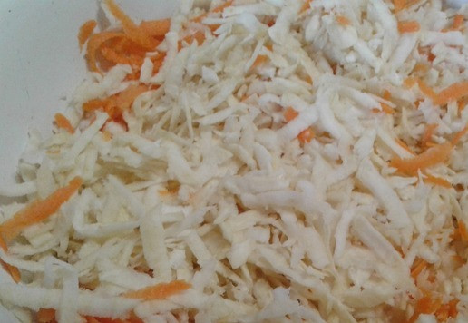 1. Этап. Салат из корневого сельдерея: Корневой сельдерей, смотрите чтоб был плотный, свежий! Не должен быть подвяленным. Тоже снимаю шкурку, вырезаю 