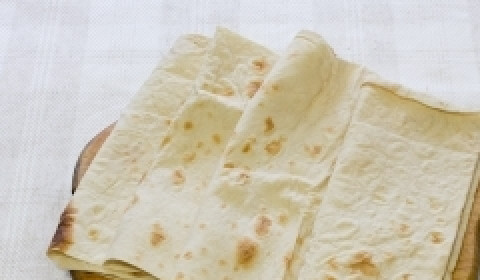 1. Этап. Лаваш с творогом и чесноком: 6. Теперь следует подготовить лаваш. Нарежьте его прямоугольниками 20х35 см). Из двух листов должно получиться примерно 4-5 прямоугольников.