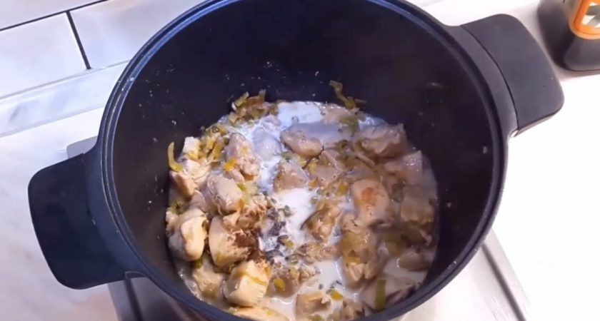 1. Этап. Паштет из курицы с клюквенным желе: 3. Добавьте розмарин. Когда овощи с курицей почти обжарятся, добавьте соль и белое вино. Дайте вину выпариться, добавьте мускатный орех и добавьте еще соли. Залейте курицу сливками и тушите еще 2 минуты.