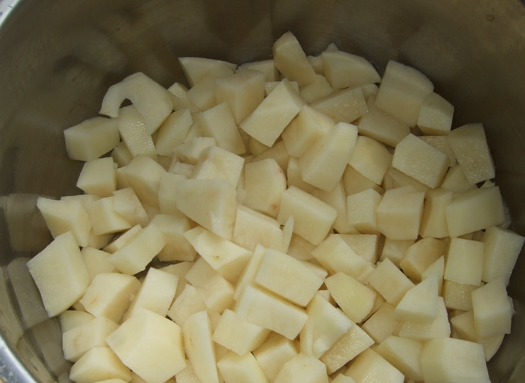 1. Этап. Уха из головы семги: Картофель нарезаем небольшими кубиками.