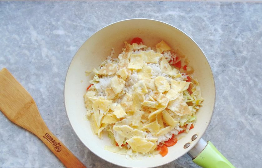 1. Этап. Рис с пекинской капустой: Сюда же в сковороду добавьте произвольно нарезанный яичный блинчик.