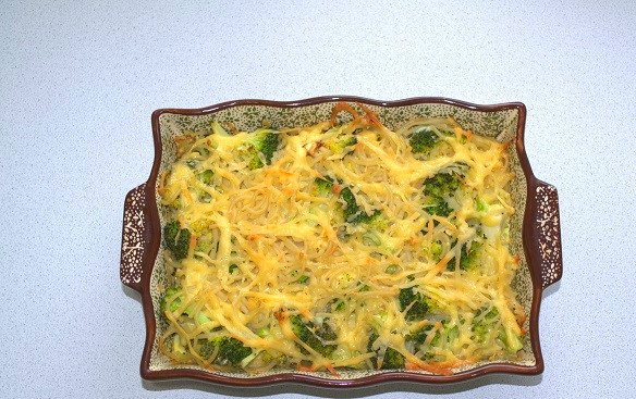 1. Этап. Запеканка из макарон с брокколи: Запеканка из макарон с брокколи должна подрумяниться. Минут через 20 она будет готова.