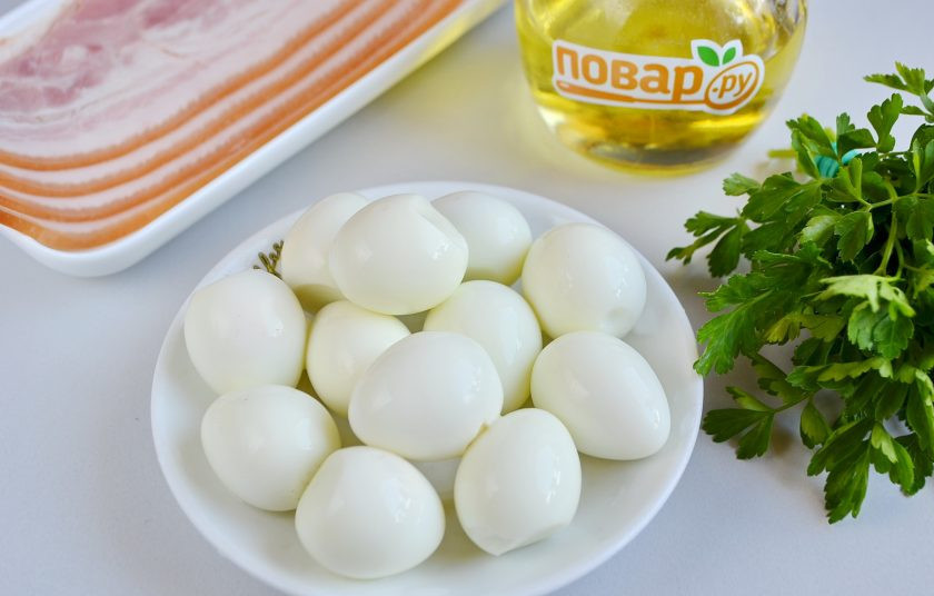 1. Этап. Закуска из яиц в беконе: 2. Перепелиные яйца очистите от скорлупы.