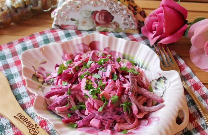 1. Этап. Салат с кальмарами и свеклой: Салат с кальмарами и свеклой готов. Приятного аппетита!