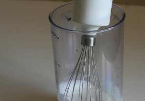 1. Этап. Яблочная бабка: Взбиваем белки с сахаром до пышной пены.